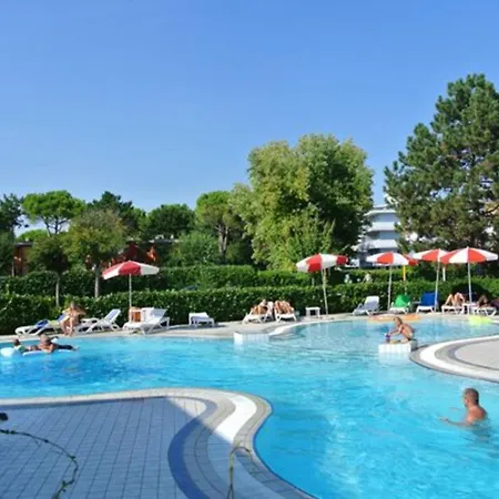 Three-storey With Shared Pool And Patio Appartamento *